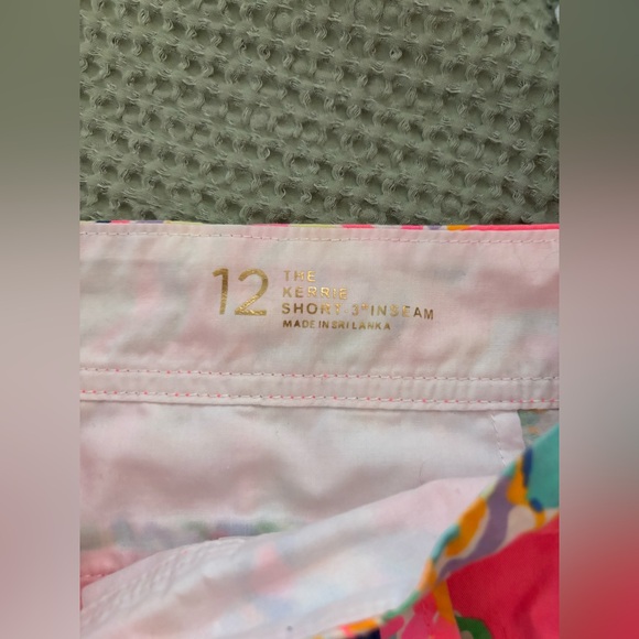 Euc Lilly Pulitzer Kerrie Shorts size 12 - 3” inseam - Picture 2 of 3
